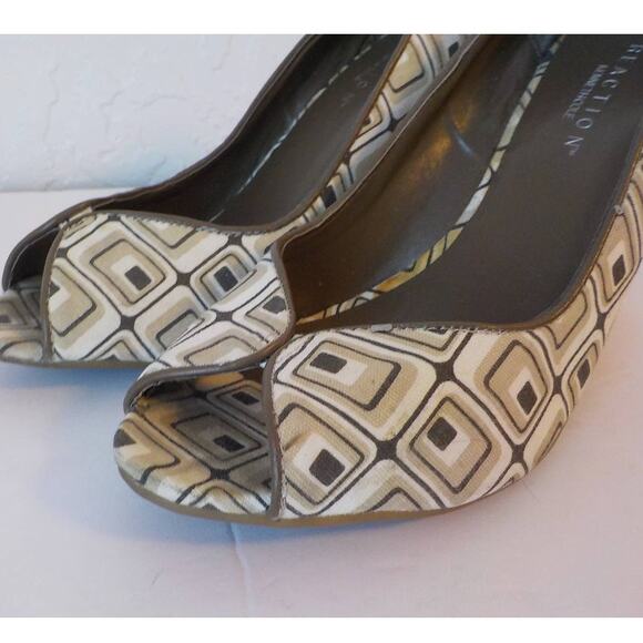 Kenneth Cole Reaction Brown Wedge Pumps Women Size 6M Peep Toe Squares Patterns - Picture 12 of 13